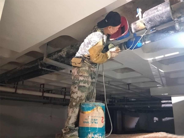 當供熱管道或暖氣片漏水時(shí)，應采取哪些措施？